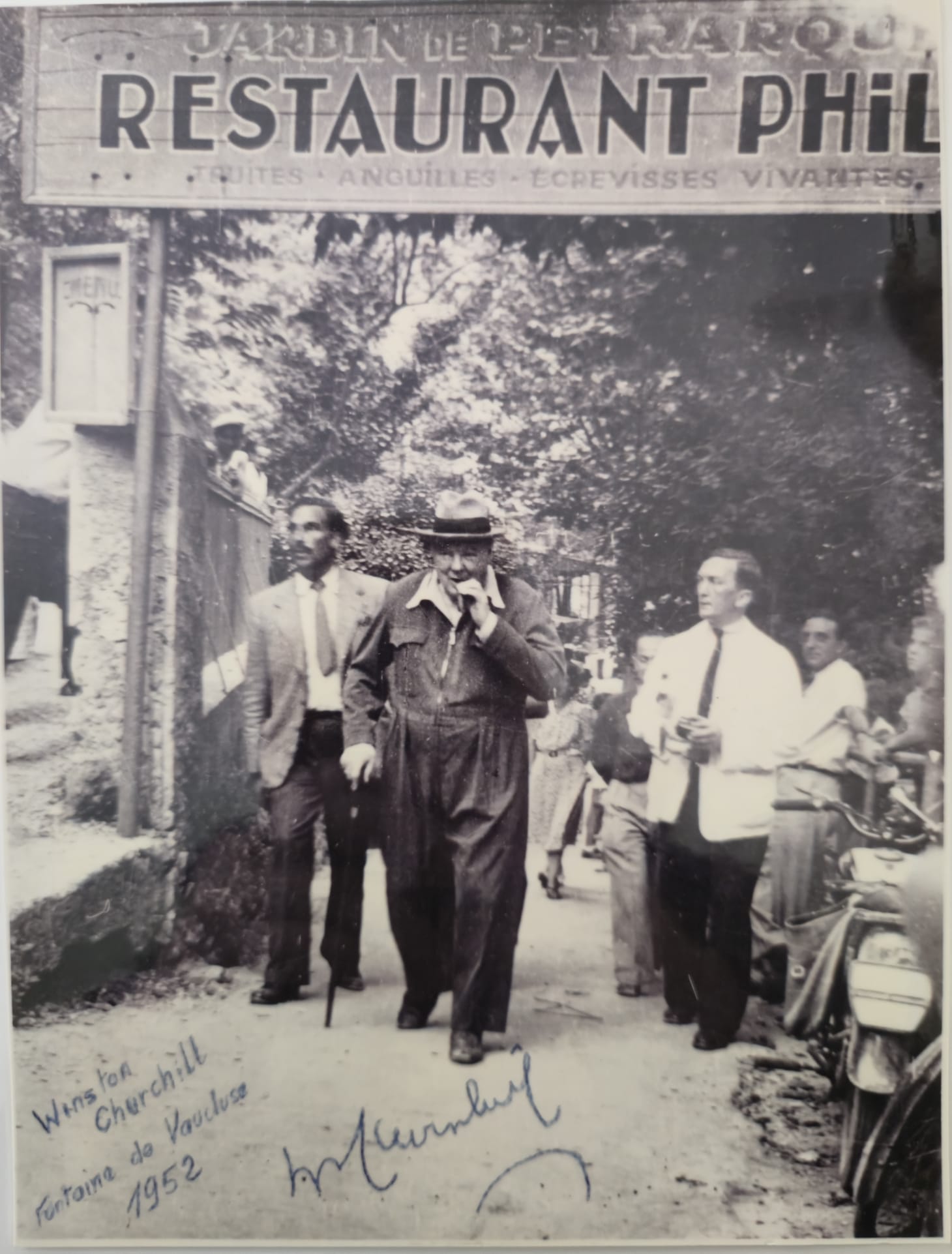Winston Churchill devant le Restaurant Philip à Fontaine-de-Vaucluse