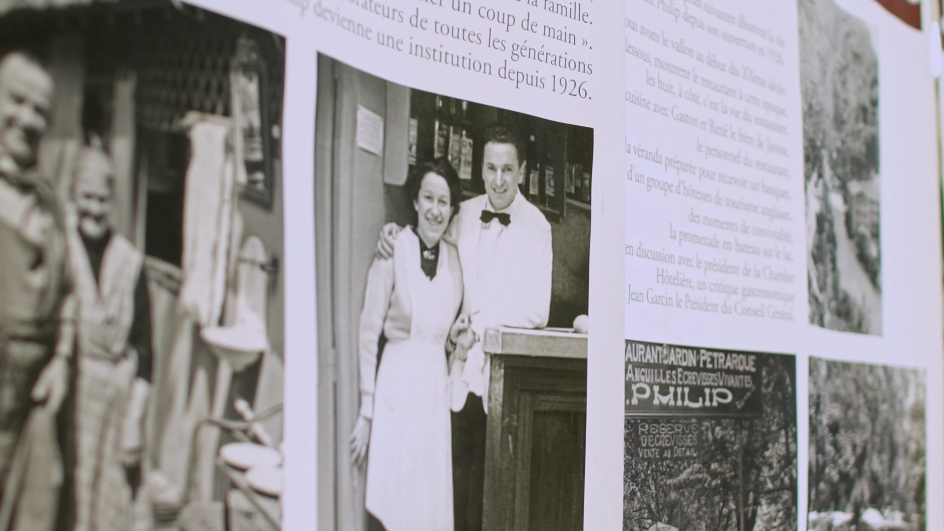 Les fondateurs du Restaurant Philip devant l'enseigne historique